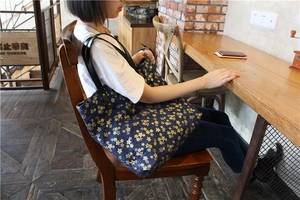 Sac cabas japonais en toile bleu marine avec imprimés fleurs de cerisier et cuir