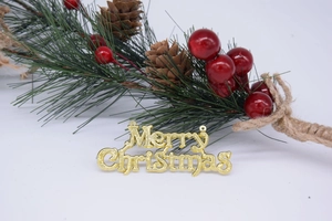 Vue à plat d'une déco de Noël avec aiguilles de pin, baies, cônes et plaque dorée