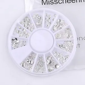 Silberne Nagelkunst-Anhänger mit Ozean-Motiven wie Seesternen und Muscheln im Radgehäuse