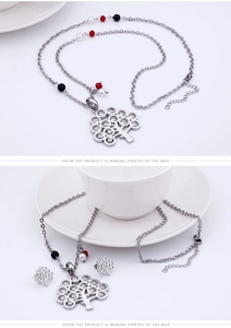 Détails macro du parure arbre de vie avec perles colorées sur collier en argent