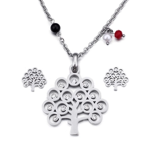 Parure arbre de vie en argent avec cristaux et perles colorées sur fond blanc minimaliste