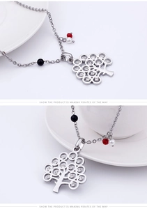 Détails d'un pendentif arbre de Noël serti de zircons et de perles multicolores