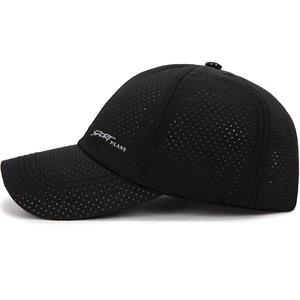 Casquette de sport en maille noire avec tissu respirant et lettrage latéral pour l'extérieur