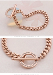 Details eines roségoldenen Titan-Kettenarmbands mit funkelndem Kristall-Knebelverschluss