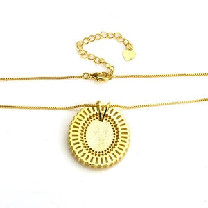 Collier doré avec pendentif rond, chaîne vénitienne et détail d'extension en cœur