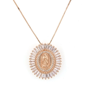 Détail du pendentif Vierge Marie en or rose avec zircons cubiques taille baguette