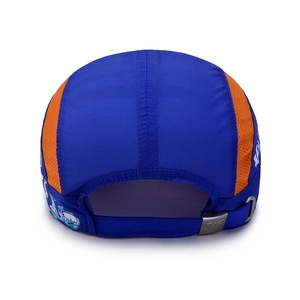 Vista posteriore del cappellino da baseball a rete blu e arancione con fibbia metallica