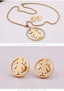 Gros plan d'une parure dorée silhouette fille avec des accents scintillants en micro-pave rond