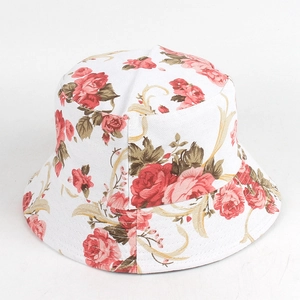 Dettaglio del cappello a secchiello bianco con rose rosse e cuciture pulite sul bordo