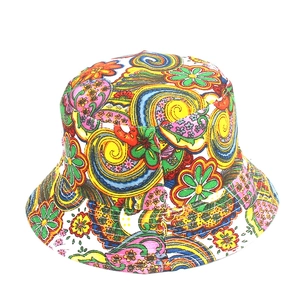 Dettaglio di un cappello a secchiello con motivi floreali psichedelici giallo e verde