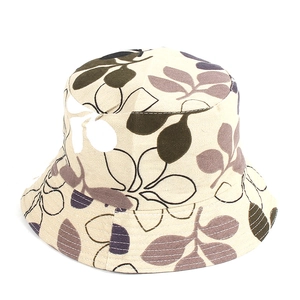 Dettaglio di cappello a secchiello in tela beige con motivi a foglie e design a testa piatta