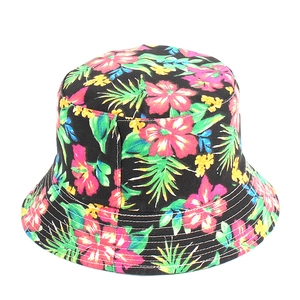 Dettaglio della stampa floreale tropicale su cappello da pescatore nero cucito