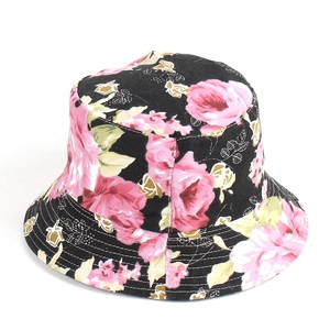 Dettaglio della stampa floreale rosa su un cappello alla pescatora nero con cuciture