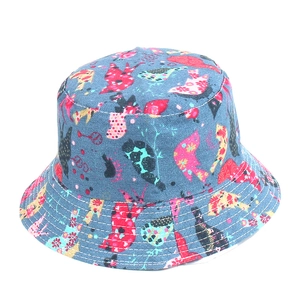 Dettaglio dei motivi floreali e degli uccelli vivaci sul cappello alla pescatora