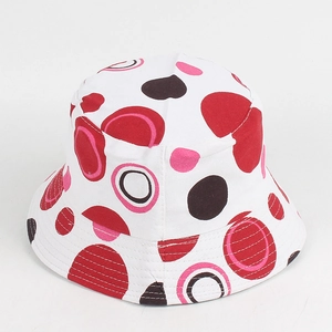 Dettaglio della stampa a pois geometrici sul tessuto del cappello alla pescatora