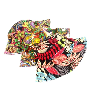Tre cappelli alla pescatora colorati con stampe floreali e tropicali per l'estate