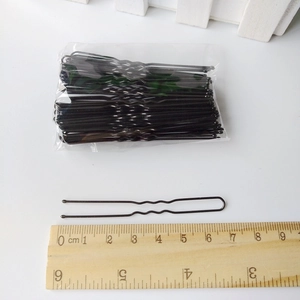 Vue détaillée d'épingles à cheveux en U en métal noir de 5 cm avec une règle de mesure