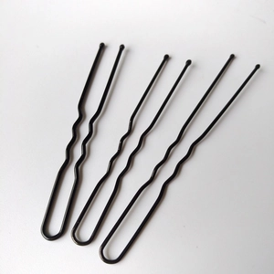 Trois épingles à cheveux en forme de U en métal noir avec design ondulé sur fond blanc