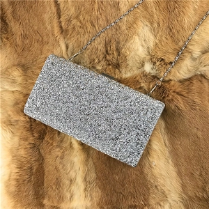 Silberne Abendtasche mit Glitzer in Umschlagform und Metallkette auf Kunstpelz