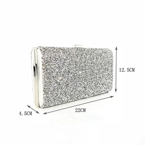 Silberne Pailletten-Abendtasche im Detail mit Maßen 22cm x 12,5cm x 4,5cm für Damen