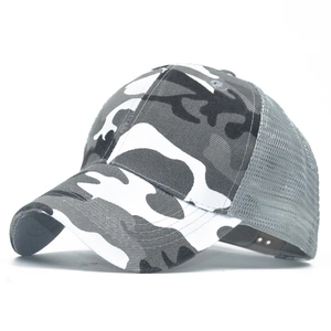 Detailansicht der Camouflage-Baseballkappe mit grauem Mesh-Netz und verstellbarem Riemen