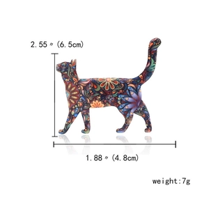 Detalle de broche de gato en acrílico colorido con patrón floral y dimensiones reales