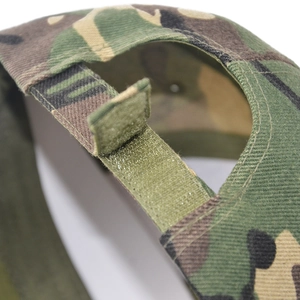 Detail of the adjustable velcro strap on the back of the jungle camouflage baseball cap