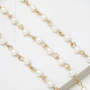 Elegant white pearl and gold metal chain strap for sunglasses and eyeglasses