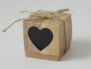 Detailaufnahme der Kraftpapier-Süßigkeitenbox mit Holzmaserung und Herz-Ausschnitt