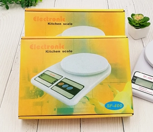 Close-up of SF-400 electronic kitchen scale with 10kg capacity and its retail packaging