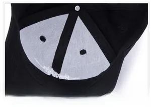 Vue détaillée de l'intérieur de la casquette en coton noir avec coutures renforcées et bouton