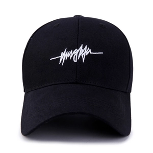 Casquette de baseball noire en coton avec broderie blanche et visière courbée sur blanc