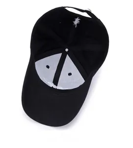 Détail de l'intérieur de la casquette de baseball avec doublure renforcée et boucle réglable