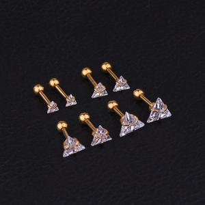 Set di otto orecchini a lobo dorati in acciaio inox con zirconi a triangolo in varie dimensioni