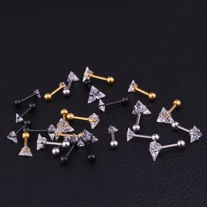 Orecchini a triangolo con zirconi oro argento e nero su pelle nera