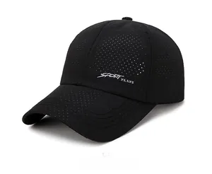 Détail de la casquette de baseball en mesh noir montrant le tissu respirant et le logo