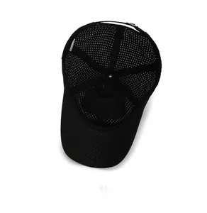 Vue interne de la structure en mesh à 6 panneaux et de la sangle de la casquette noire