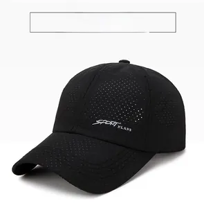 Détail de la casquette de sport en maille respirante noire avec logo SPORT NLANS argenté