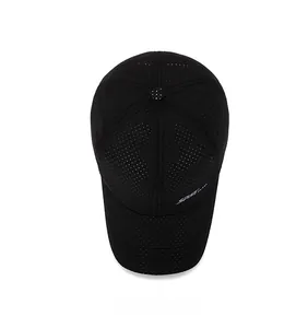 Détail de vue de dessus d'une casquette de baseball noire en maille filet respirante SPORT