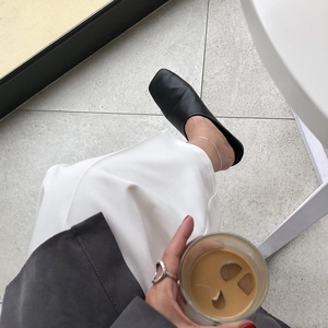 Chic lifestyle view of a minimalist S925 sterling silver blade chain anklet on a model