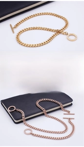 Dettaglio della collana con fibbia OT in oro e oro rosa con ciondoli in strass lucidi