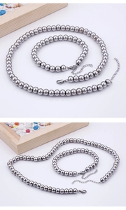 Dettaglio del set collana e bracciale con perline d'argento e chiusure regolabili