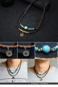 Detail van vintage dubbellaagse ketting met turquoise kralen en oude munt hanger