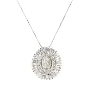 Détail du médaillon Notre-Dame de Guadalupe orné de zircons cubiques taille baguette
