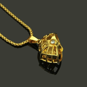 Detailansicht eines goldenen Football-Helm-Anhängers mit Kristallen an einer Box-Kette