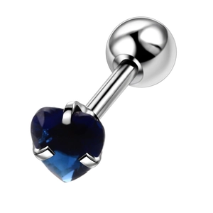 Dettaglio del piercing a cuore con zircone blu e chiusura a sfera in acciaio argento
