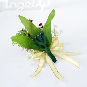 Boutonnière de orquídea artificial con pétalos rojos y cinta dorada para bodas