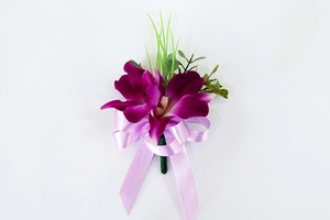 Detalle macro de orquídea artificial para solapa con lazo de satén y pétalos lila