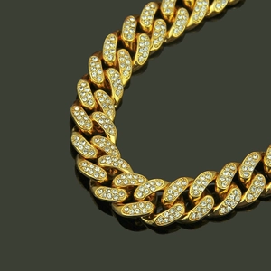 Gros plan d'une chaîne cubaine dorée de 13mm sertie de diamants micro-pavés luxe