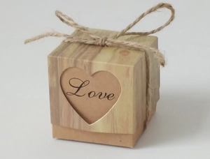 Nahaufnahme der Kraftpapier-Box mit Holzmaserung, Herz-Ausschnitt und Juteseil-Schleife